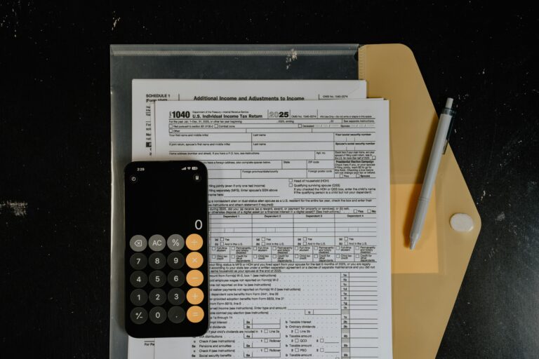 Calculadora y bolígrafo sobre formularios